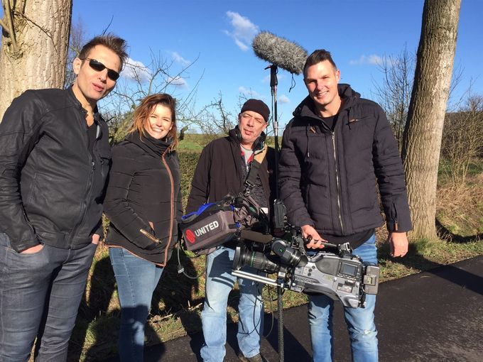 Foto uit februari 2016, de TV-ploeg van RTL Boulevard staat samen met Arjan (links) op de Achterweg te Culemborg, vlakbij de Moordhoeve. Peter R. de Vries gaf op de TV zijn commentaar op ons onderzoek....