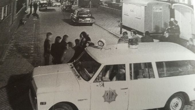 Foto april 1975, de plaats delict, op de achtergrond, de taxi van Hartmann (met dank aan politie Rotterdam)
