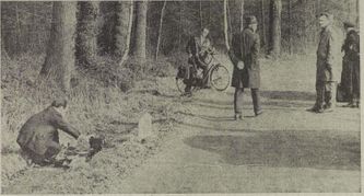Foto van de plaats delict aan de Kloosterlaan te Gaanderen. De recherche van de gemeentepolitie Doetinchem is terplaatse. Een rechercheur haalt de fiets van Rinie uit het bos.